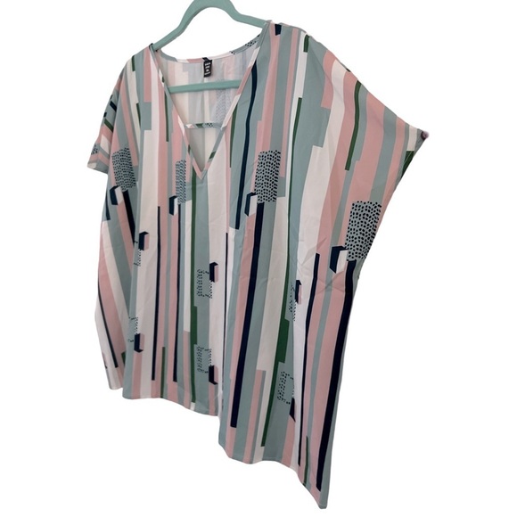 Women’s Plus Size Cutout V-Neck Geometric & Striped Print Short Sleeve Top - Picture 4 of 12